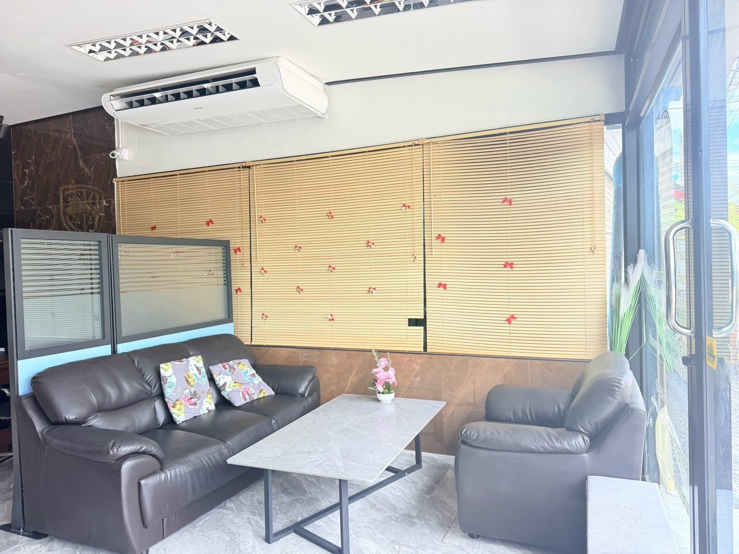 ห้องรับรองสำนักงานกฎหมายนิติธรรมลือชา